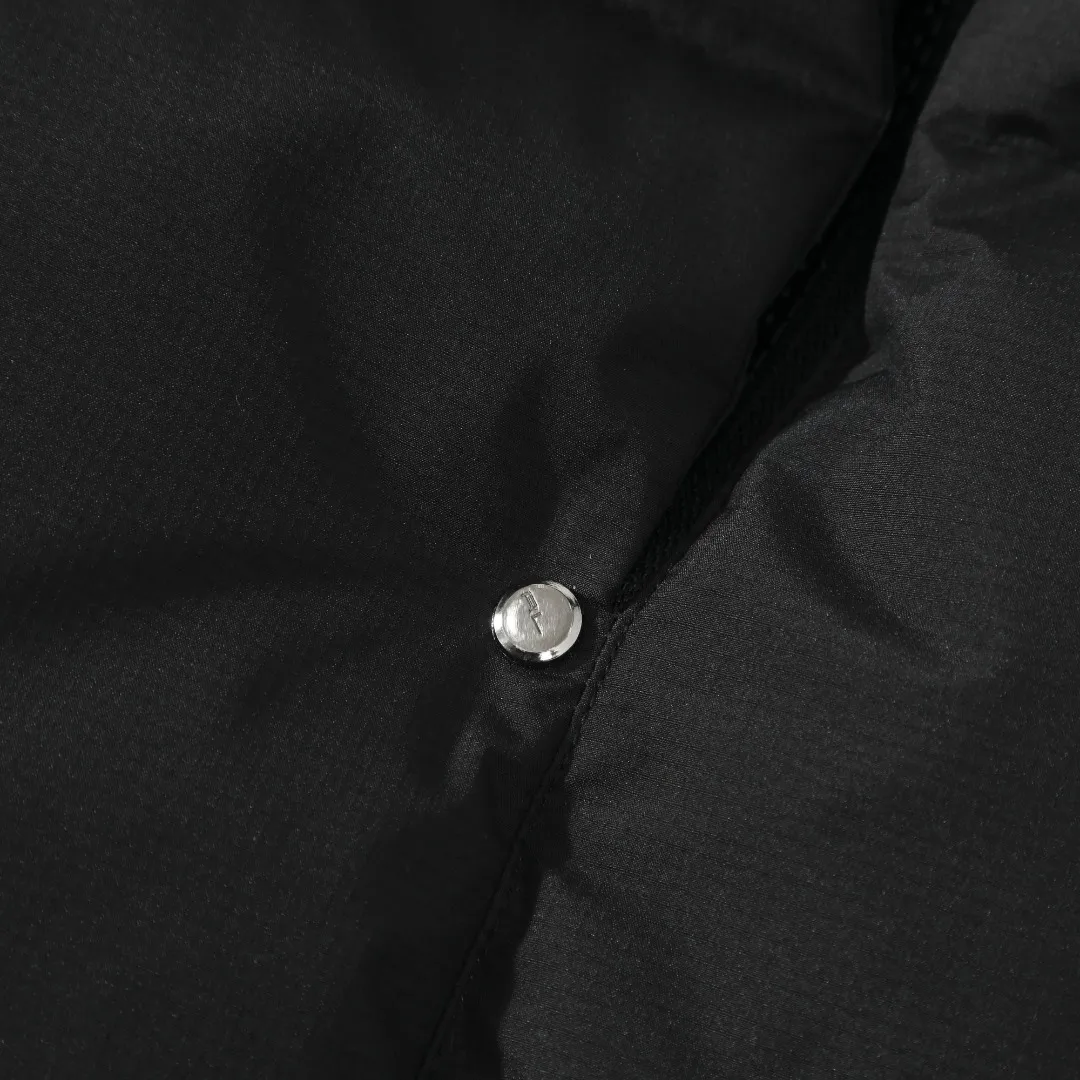 P680 #R58 Ralph Lauren/Ralph Lauren classic new down jacket jacket with detachable hood extra thick plush down jacket men's top "Thousands of stitches of electric embroidery, the logo is like a work of art" The imported Barudan embroidery machine is used to carve the classic polo logo with precision electric embroidery technology. Each letter is full and three-dimensional, with clear details, making it the "most expensive embroidered logo" on the down jacket, highlighting its extraordinary status. "75% national standard high-quality white duck down, light and heat-locking" is filled with 75% high-quality white duck down, which is light and pressure-free, but has excellent warmth retention. After compression, it can quickly rebound and become fluffy, say goodbye to bloat, embrace unburdened warmth, and face the cold winter without timidity. "Technical fabrics that protect against cold and wind and rain" · Long-lasting fluffy and non-stiffening, consistent thermal performance · 400T high-density gallbladder + pinhole retraction technology, completely say goodbye to velvet · Windproof and waterproof matte fabric with adjustable hem, easy to deal with bad weather "Five colors come together to interpret diverse styles" · White: pure first snow, fresh and versatile · Black: classic without limits, calm and atmospheric · Navy blue: low-key and elegant, suitable for both business and leisure · Sky blue: bright and healing, brightening up dull winter days · Khaki: retro and gentle, the first choice for urban wanderers "The details are authentic, the texture is everywhere" The original electroplated YK zipper is smooth and durable, the detachable hood can be worn multiple times, and the original hangtag and washable label ensure authentic quality. The same design for men and women makes it easy to control whether it is used as a couple's outfit or to create personal style, making it an indispensable fashion equipment this winter.  Color: Black, Navy, Khaki, White, Sky Blue Size: S M L